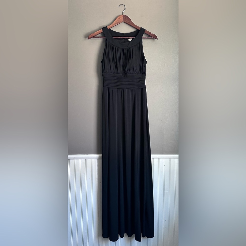 Elegant Black Sleeveless Wedding Gown with Pleated Bodice